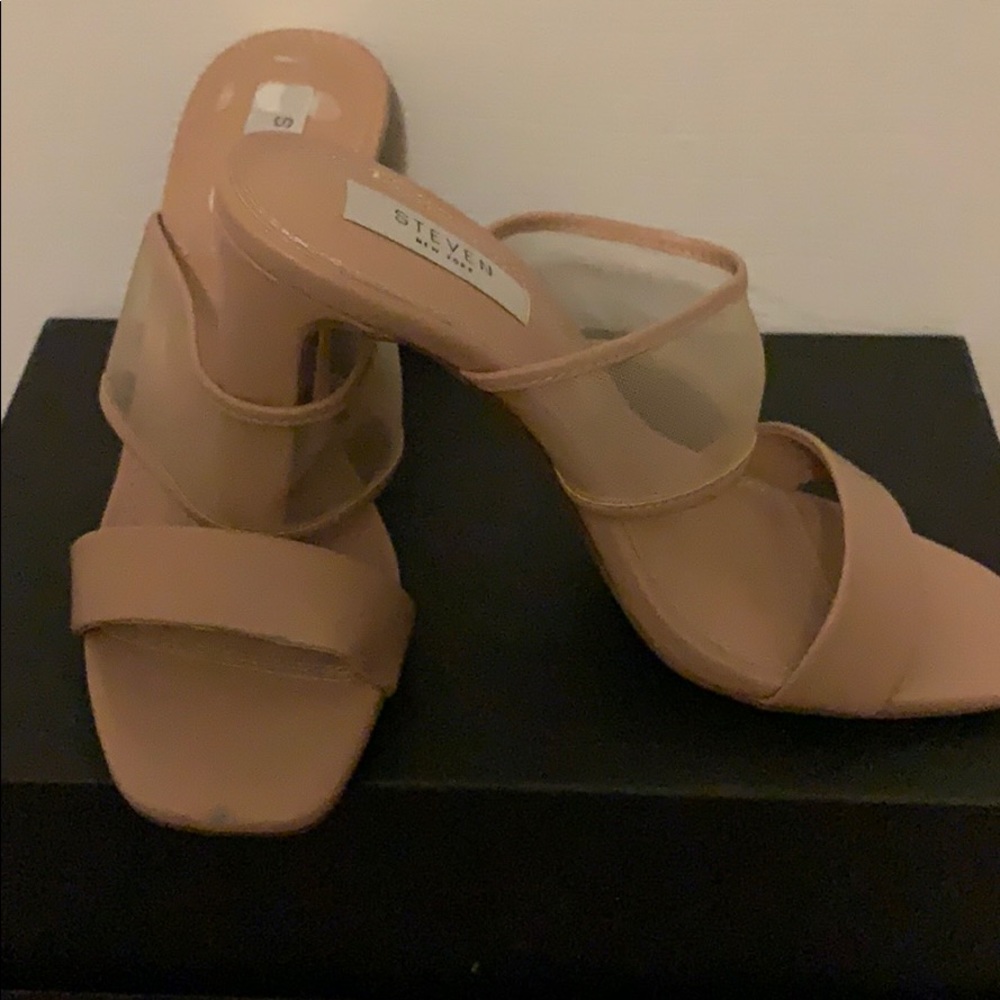 Ladies sandals.